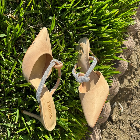 Schutz Pearl Nubuck Pump
Light Beige - Nubuck size 8.5 New w tags - Picture 5 of 8